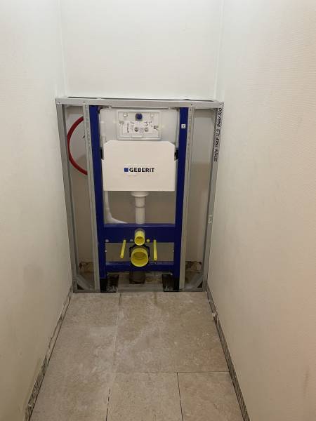 Remplacement d’un WC au sol par un WC suspendu GEBERIT !