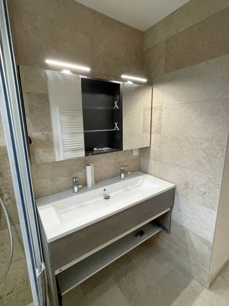 Rénovation complète de salle de bain avec robinetterie encastrée à Saint-Julie ! ✨